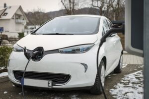 Vorsicht beim Laden von E-Auto und Akku: Brandgefahr!