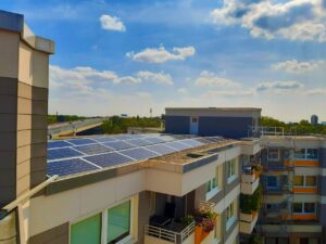 Nach den bisher bekannten Plänen dürfen die Fonds zukünftig selbst Photovoltaikanlagen aufstellen, betreiben und den Solarstrom ins öffentliche Netz einspeisen. So soll mehr privates Investorengeld für die Erneuerbaren mobilisiert werden.